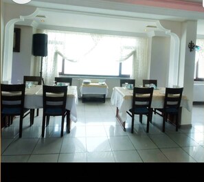 Habitación estándar | Restaurante | Se sirven desayunos, comidas y cenas