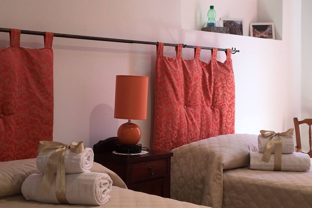 Habitación triple, vista a la ciudad (1) | Wifi gratis y ropa de cama