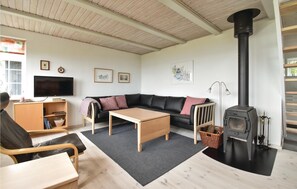 Fireplace - 2 bedroom beautiful home in Otterup (Otterup)