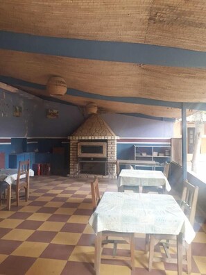 Breakfast, lunch, dinner served; local and international cuisine  - Hotel Relais 82 (Mbour)