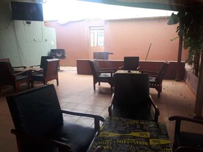 Lobby sitting area - Hotel Relais 82 (Mbour)