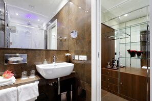 デラックス ダブルルーム | バスルーム | シャワー、レインフォールシャワー、ヘアドライヤー、ビデ