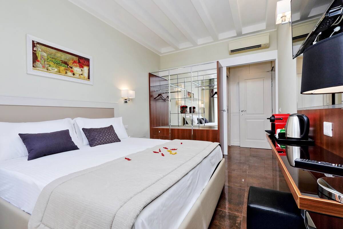 Standard Room | Premium bedding, down comforters, memory foam beds, minibar