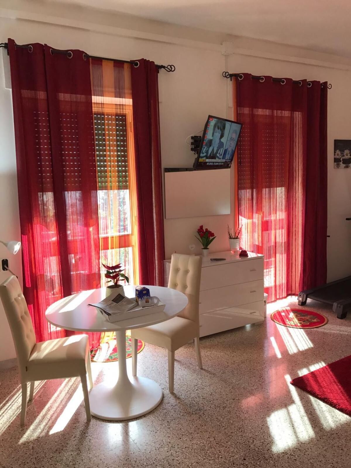 TV a schermo piatto 42 pollici con canali satellitari, TV