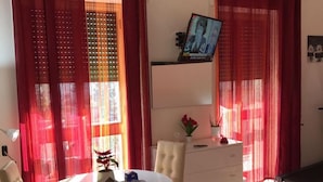 42-inch flat-screen TV with satellite channels, TV - B&B del Benessere Beauty & Wellness (Maglie)