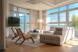 Luxury Apartment, Sea View (I) | Iron/ironing board, cribs/infant beds, free WiFi, bed sheets