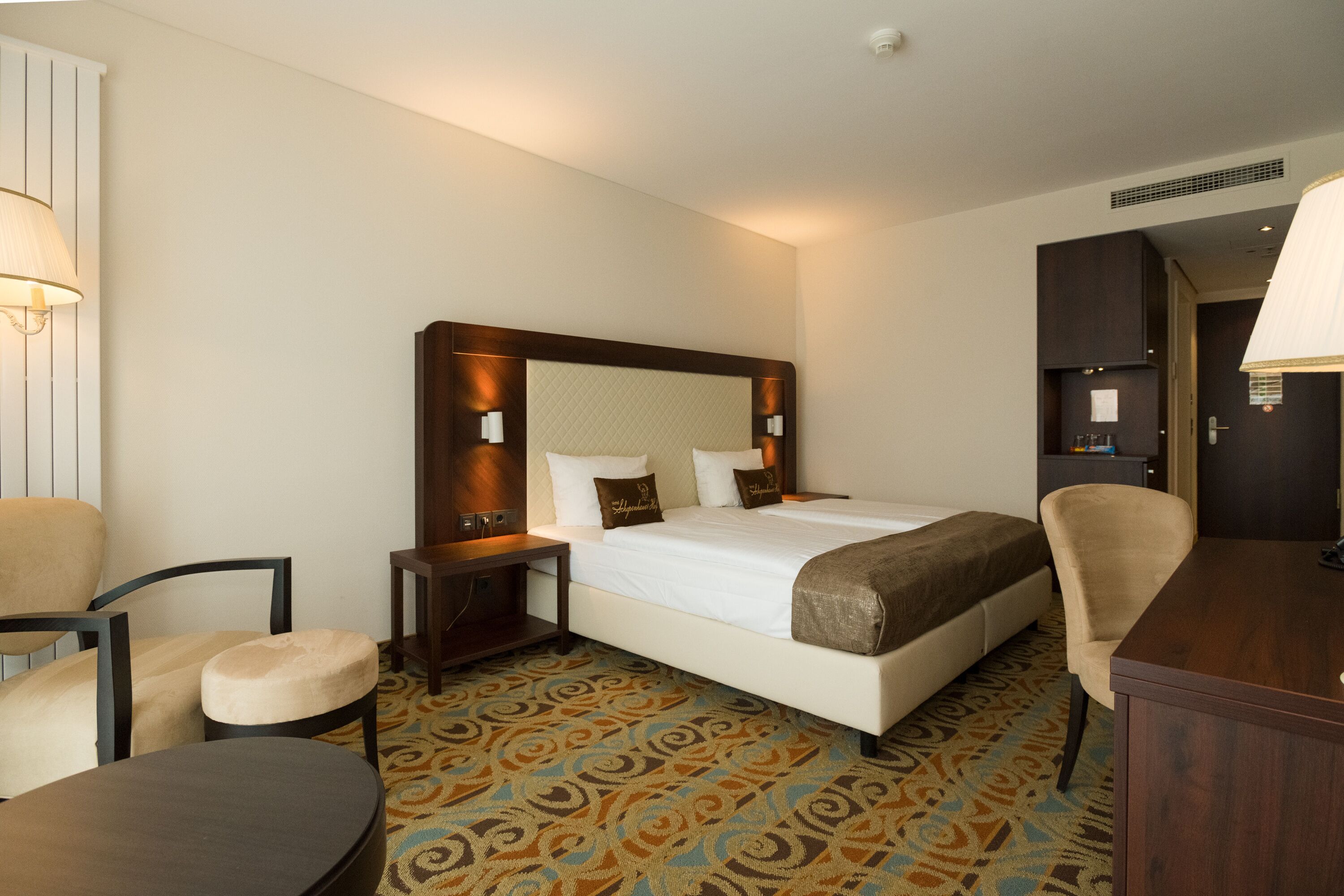 خزنة داخل الغرفة ومكتب وتجهيزات عازلة للصوت وواي فاي مجانًا