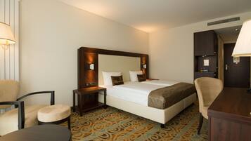 Quarto casal standard | Cofres nos quartos, escrivaninha, quartos à prova de som