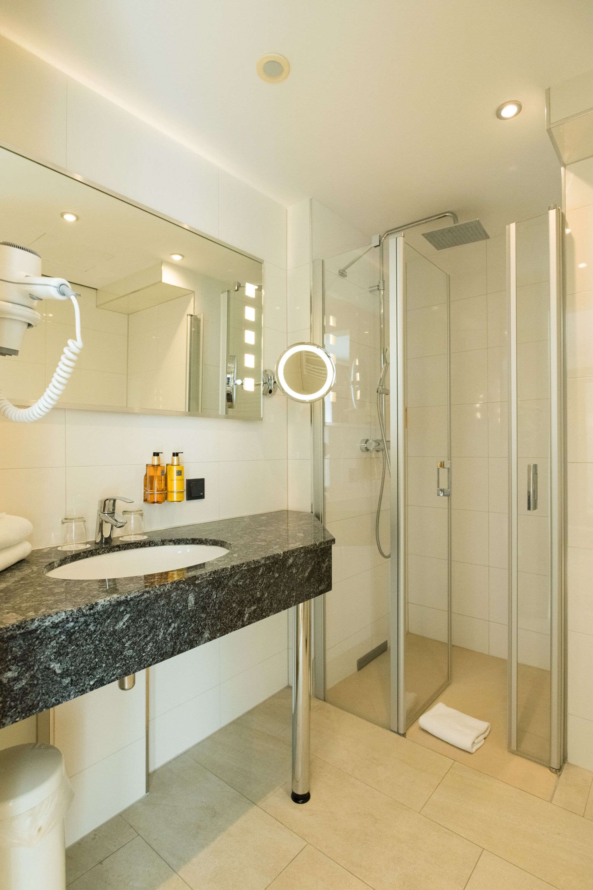 business double room | bathroom | hair dryer, towels