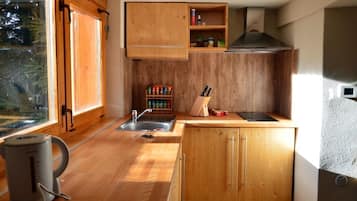 Chalet Basic, 2 kamar tidur | Dapur pribadi | Kompor, ketel listrik, dan peralatan masak/sendok-piring