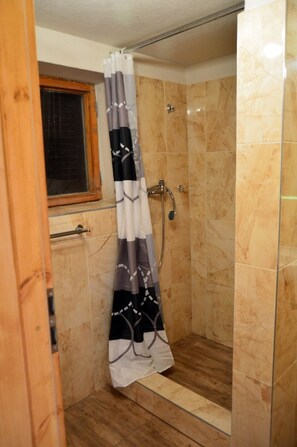 Basic Chalet, 2 Bedrooms | Bathroom