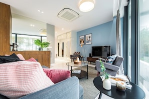 Apartament Deluxe, 2 dormitoris (I) | Sala d'estar | Televisor de pantalla plana 