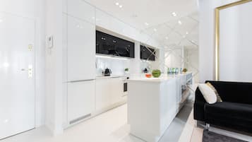 Deluxe Apartment, 1 Bedroom (III) | Private kitchenette | Fridge, oven, stovetop, dishwasher