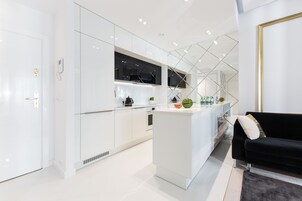 Apartamento Deluxe, 1 habitación (III) | Cocina básica privada | Frigorífico, horno, placa de cocina y lavavajillas