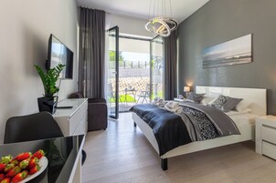 Deluxe Studio | 3 bedrooms, iron/ironing board, free WiFi, bed sheets