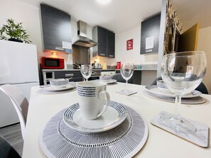 Premium-Apartment, eigenes Bad, Blick auf den Innenhof (LA 57  - First Floor) | Eigene Küche