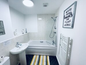 Premium-Apartment, eigenes Bad, Blick auf den Innenhof (LA 57 - First Floor) | Badezimmer