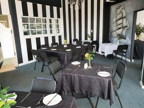 Daily full breakfast (ZAR 130 per person)