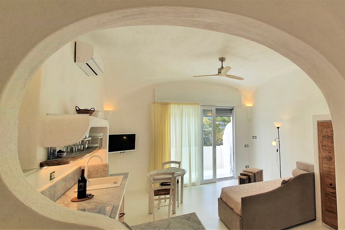 Appartement, 1 slaapkamer, balkon | Woonruimte | Een 42-inch flatscreentelevisie met satellietzenders en televisie