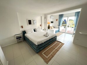 Superior kamer, 1 twee- of 2 eenpersoonsbedden, terras | Luxe beddengoed, donsdekens, een kluis op de kamer