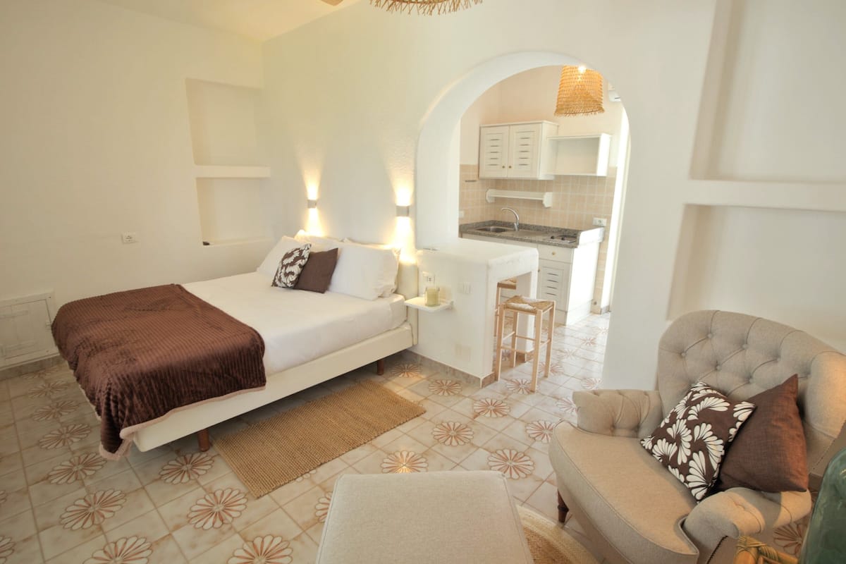 Studio, terras | 1 slaapkamer, luxe beddengoed, donsdekens, een kluis op de kamer