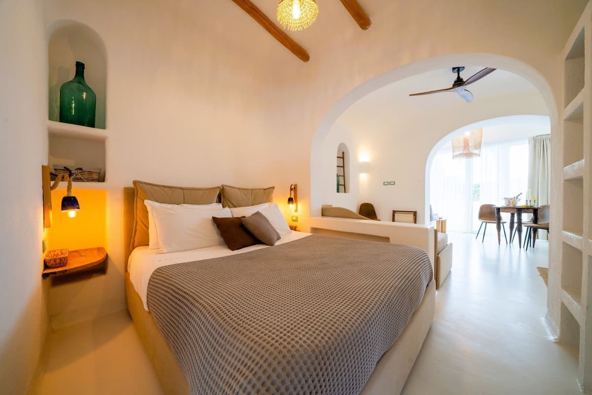 Deluxe Studio | Premium bedding, down comforters, in-room safe, individually decorated