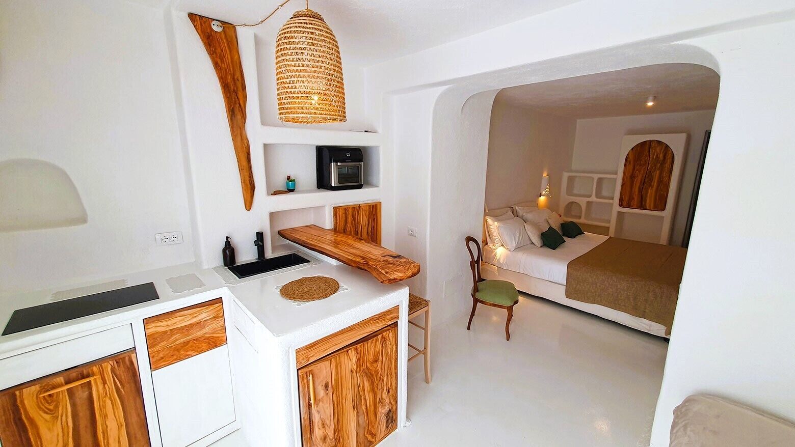 尊荣开间 | 私人厨房 | 微波炉、电热水壶、高脚椅、调味品