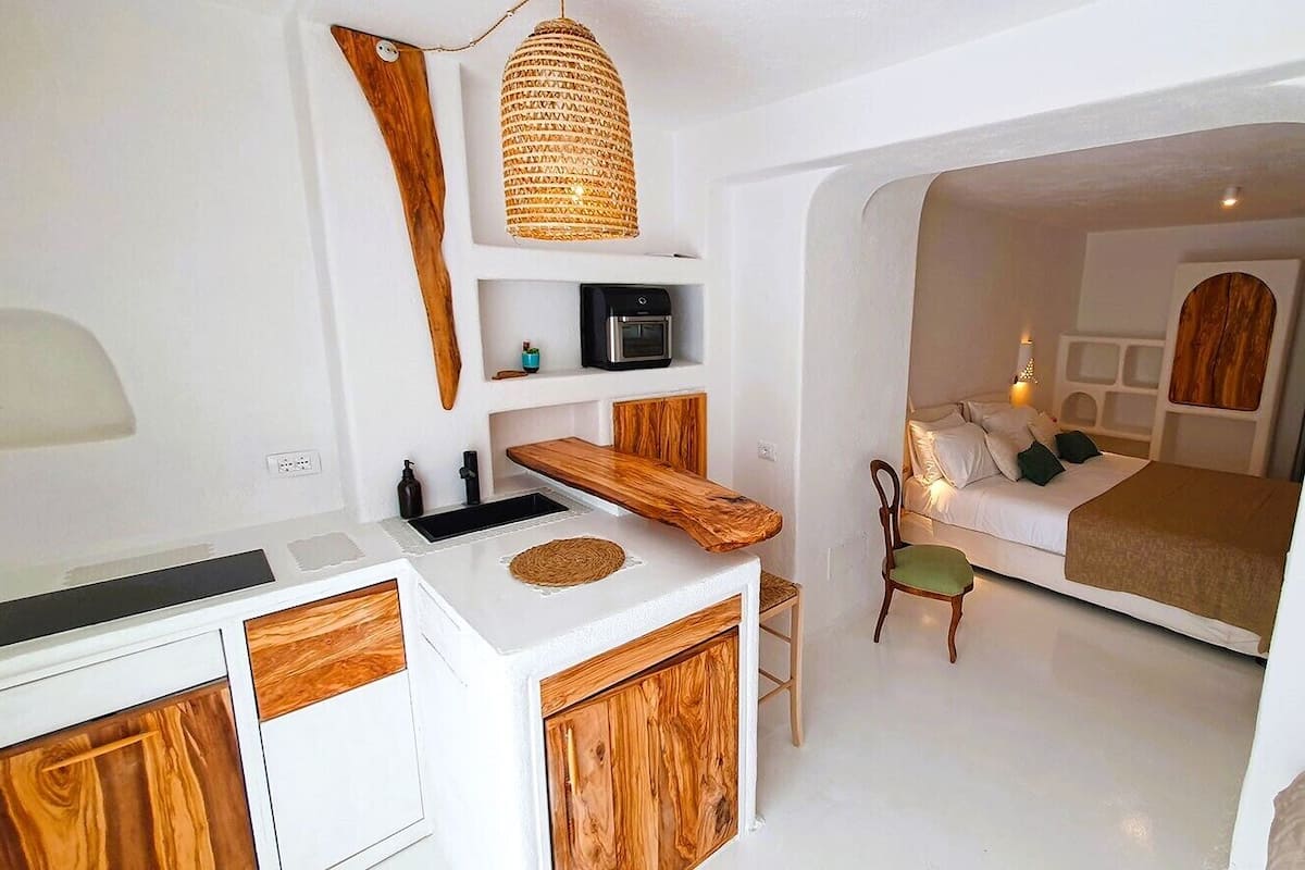 Premium studio | Privékeuken | Een microgolfoven, een waterkoker, een kinderstoel, kruiden