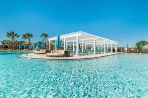 Area piscina con zona relax coperta e sedie a sdraio.