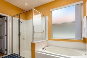 Bathtub, towels - Aviana Resort - 5bd/4.5ba - Rav5421 (Davenport)