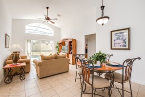 电视、桌上足球、乒乓球