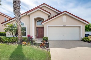 Front of property - Aviana - Pet Friendly 4bd/3ba Pool Home - #4av242 (Davenport)