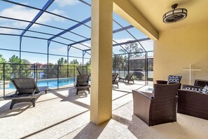 Una piscina al aire libre, una piscina climatizada, tumbonas