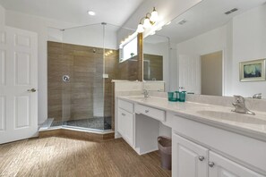 6 chambres, décoration personnalisée, ameublement personnalisé, bureau