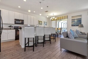 Fridge, microwave, oven, stovetop - Davenport - Stunning 6bd/5ba Poolhome - #6av331 (Davenport)