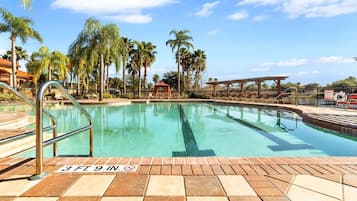 Kolam renang outdoor dan sebuah kolam renang air hangat