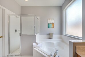 Casa básica, varias habitaciones, vista a la alberca, junto a la alberca (Multiple Bedrooms) | Baño | Tina, secadora de cabello, toallas 