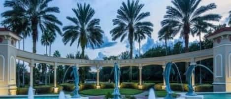 Una piscina al aire libre, una piscina climatizada