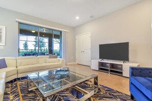 Casa (5 Bedrooms) | Sala de estar | Una televisión de pantalla plana, una chimenea