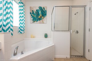 Bathtub, towels, shampoo - Aviana Resort Home - 6bd/5baph - Rav6321 (Davenport)