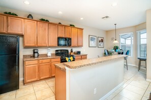 Casa (5 Bedrooms) | Cozinha privada | Geladeira, micro-ondas, fogão, cooktop