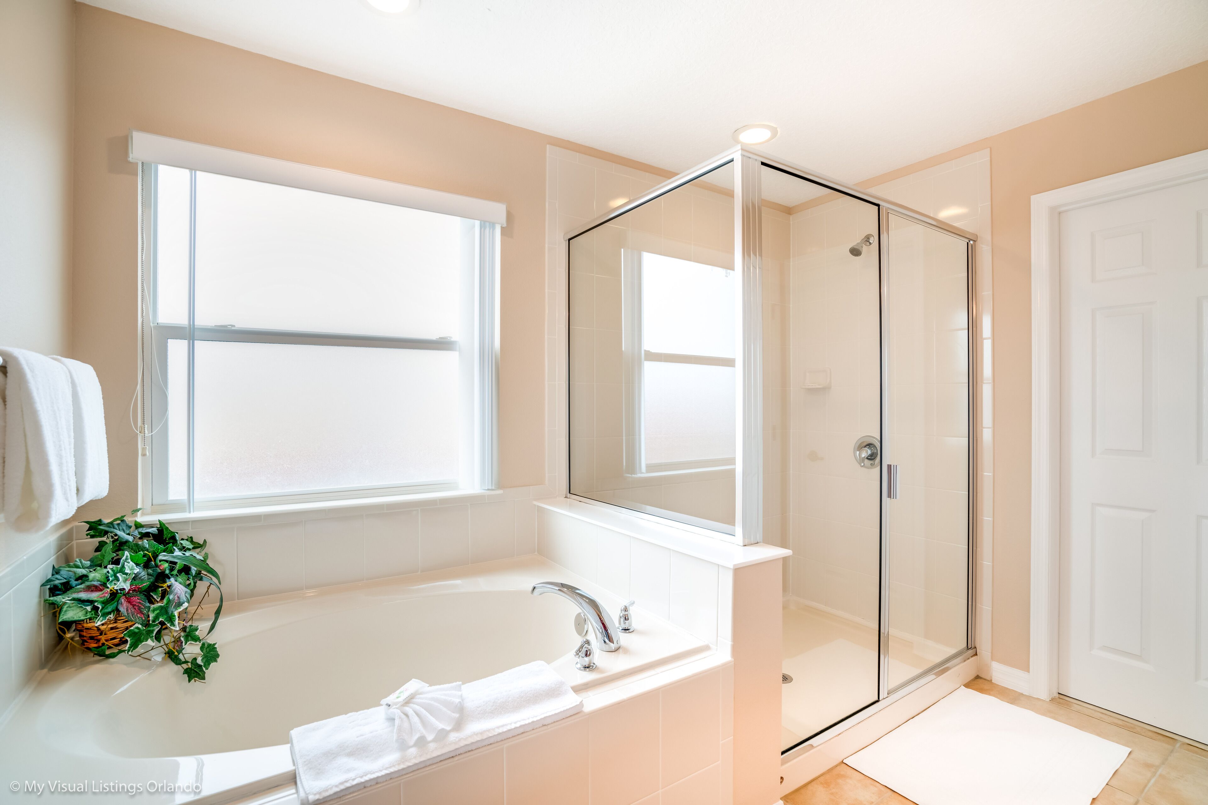 Bathtub dan shower terpisah dan handuk