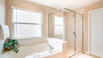 Bathtub dan shower terpisah dan handuk
