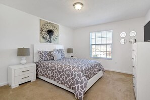 6 間臥室、獨特裝潢、布置獨特、書桌