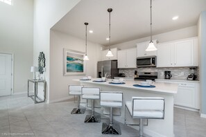 Hus (6 Bedrooms) | Eget kök | Kylskåp, mikrovågsugn, ugn och spishäll