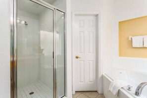 Combined shower/bathtub, jetted bath, hair dryer, towels - Davenport - Pet Friendly 5bd/3ba Home- #5av233 (Davenport)
