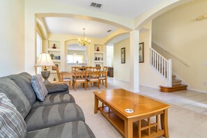 House (6 Bedrooms) | Living room | Flat-screen TV