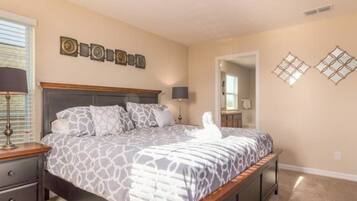 House (5 Bedrooms) | 5 bedrooms, individually decorated, individually furnished, desk