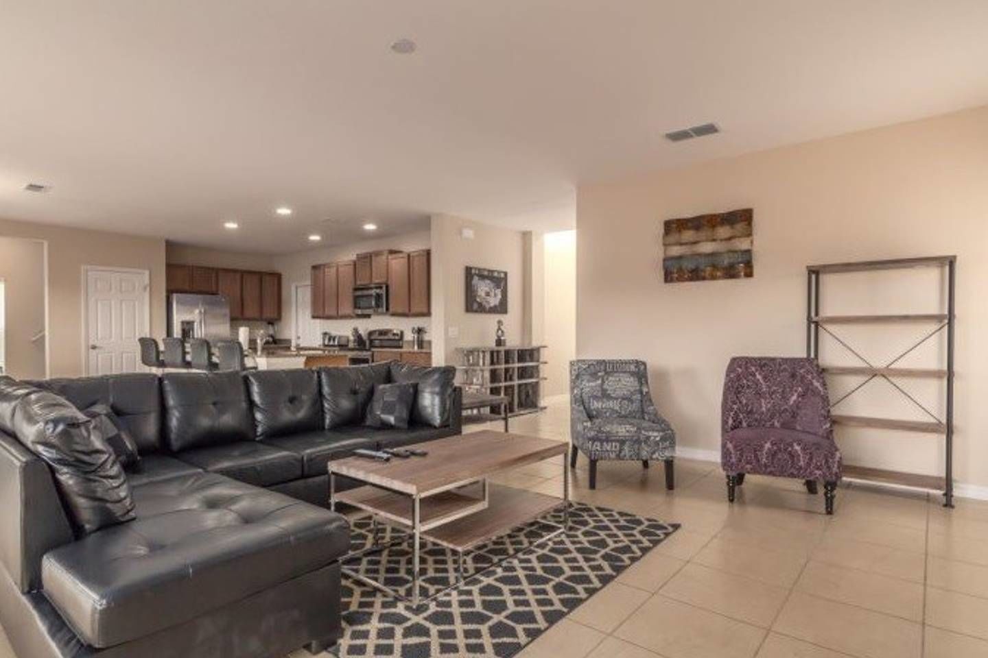 House (5 Bedrooms) | Living room | 40-inch TV with cable channels