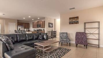 House (5 Bedrooms) | Living room | 40-inch TV with cable channels